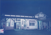 夜の洋風駅舎