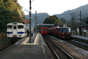 賑わう始発駅