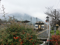 雨上がりの採銅所駅