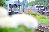 梅雨の採銅所駅