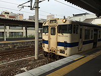 西小倉駅に停車中の日田彦山線普通列車