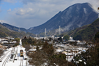 雪に覆われた山間の駅