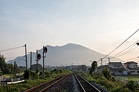 朝靄の中の足立山と線路