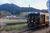 A列車で行こう号が道の駅「香春」前を通過！