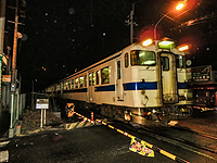 雨の踏切にて