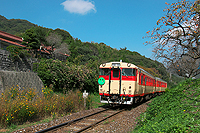 秋晴れ、「あったがわの旅」号が行く  