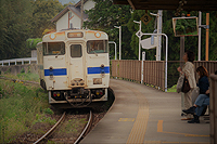 緩やかな曲線を描く駅。昭和の香り一本松駅。