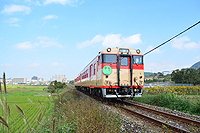 秋の日田彦山線。青空と爽快ひた号。