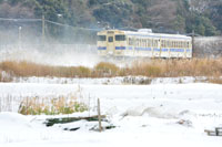 雪けむりを舞く景色。