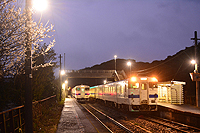 雨の列車交換。志井駅。 