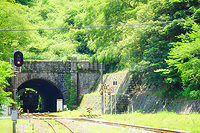 初夏の光溢れる採銅所駅