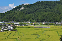 香春岳の麓を行く