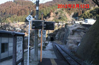 雪の筑前岩屋駅ホーム