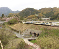 三連橋を渡る列車