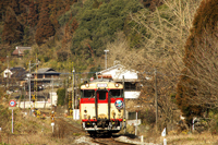 宝珠山駅駅に入線するキハ66国鉄色