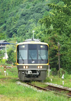 宝珠山駅に入線する検車車両